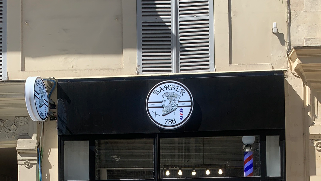 L'enseigne ronde de Barber 786 au-dessus de la vitrine