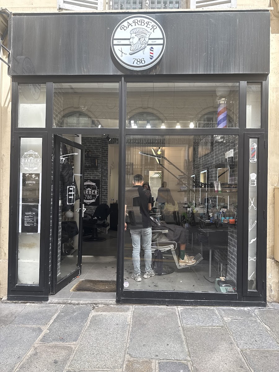 La façade noire du barbershop Barber 786