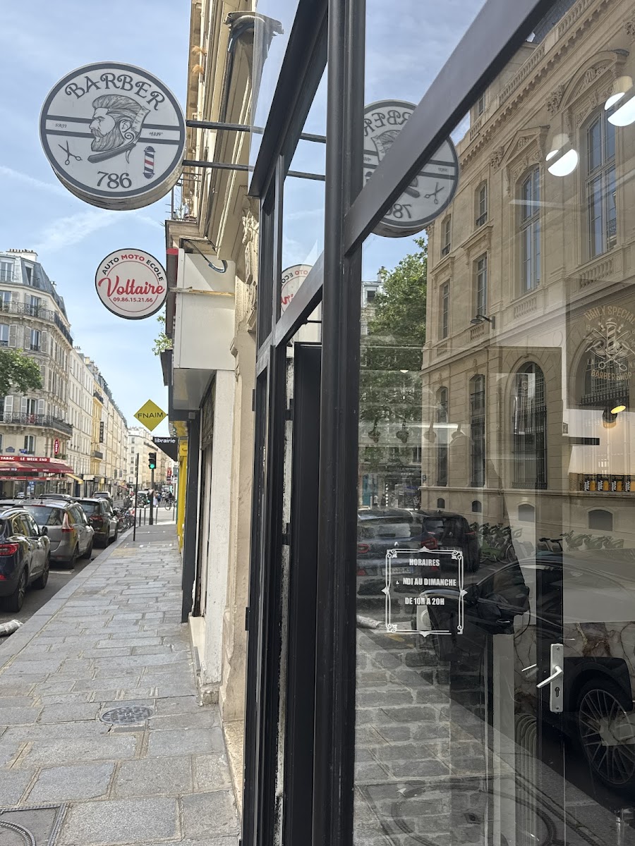 Les enseignes de Barber 786 dans la rue Sedaine